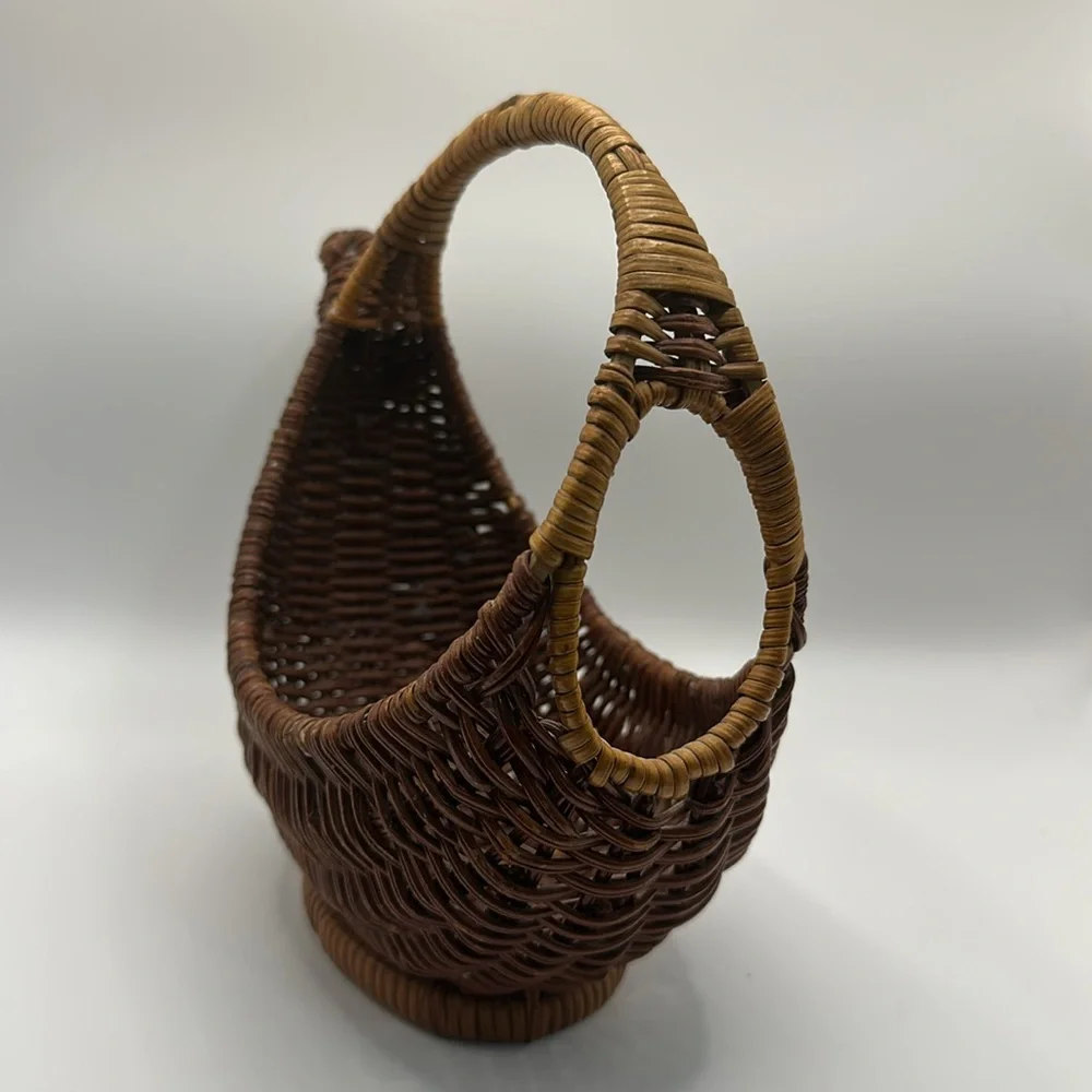 Vintage Rattan Wicker Basket Chicken Rooster Egg Handle Farmhouse 8.5x8.5”